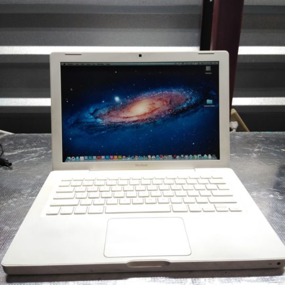 Apple laptop